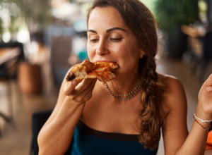 KOLIKO MINUTA NAJMANJE MORA DA TRAJE OBROK, EVO ŠTA NAM SE DEŠAVA U STOMAKU KAD BRZO JEDEMO! Ove stvari nikada ne smete da radite za stolom!