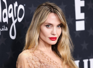 SVET POLUDEO ZBOG PRELEPE TURSKE GLUMICE: Pljunuta je Anđelina Džoli - ljudi gledaju u njene fotografije i ne veruju! (FOTO)