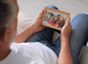 BRAT NIJE MOGAO DA SE POMIRI SA SMRĆU SESTRE, OSEĆAO JE DA NEŠTO NIJE U REDU: Decenijama kasnije saznao je jezivu istinu - bilo je gore nego što je mogao da zamisli!