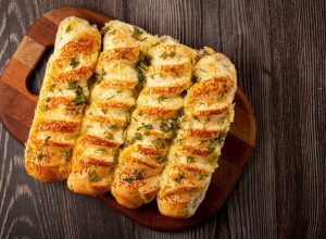 ŠTAPIĆI SA BELIM LUKOM BOLJI NEGO KUPOVNI - slaniš koji se sprema usput: Mogu da se jedu danima, a UKUS je fantastičan!