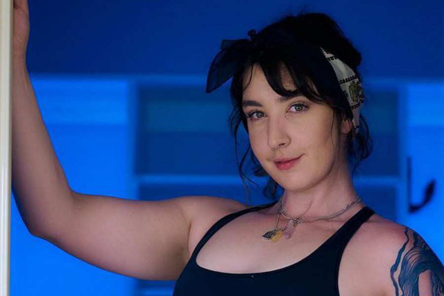 JOŠ OD PUBERTETA SVI SU GLEDALI SAMO U MOJE MEĐUNOŽJE: Sara je odlučila da iskoristi svoju manu i postala je zvezda na mrežama! (FOTO)