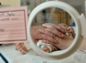 BEBA JE ROĐENA 3 MESECA PRE TERMINA, SA SVEGA 700 GRAMA: Lekari nisu bili optimistični, a onda se desilo ČUDO! (FOTO)