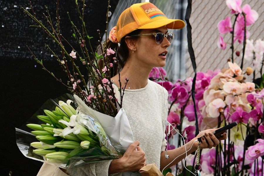 Aleksandra Ambrozio nije čekala dečka, već je sama sebe častila cvećem na pijaci