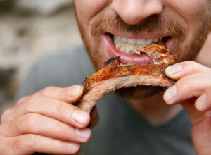 TOKOM 60 DANA JEO JE SAMO MESO - mislio je da je sebi učinio uslugu, a onda je izvadio krv: Jedan rezultat ga je šokirao (VIDEO)