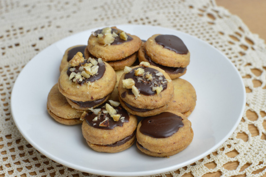 STARINSKI RECEPT ZA IŠLERE - KOLAČ BOGATOG UKUSA: Krhki i mekani kao duša, evo kako da ostanu sveži danima!