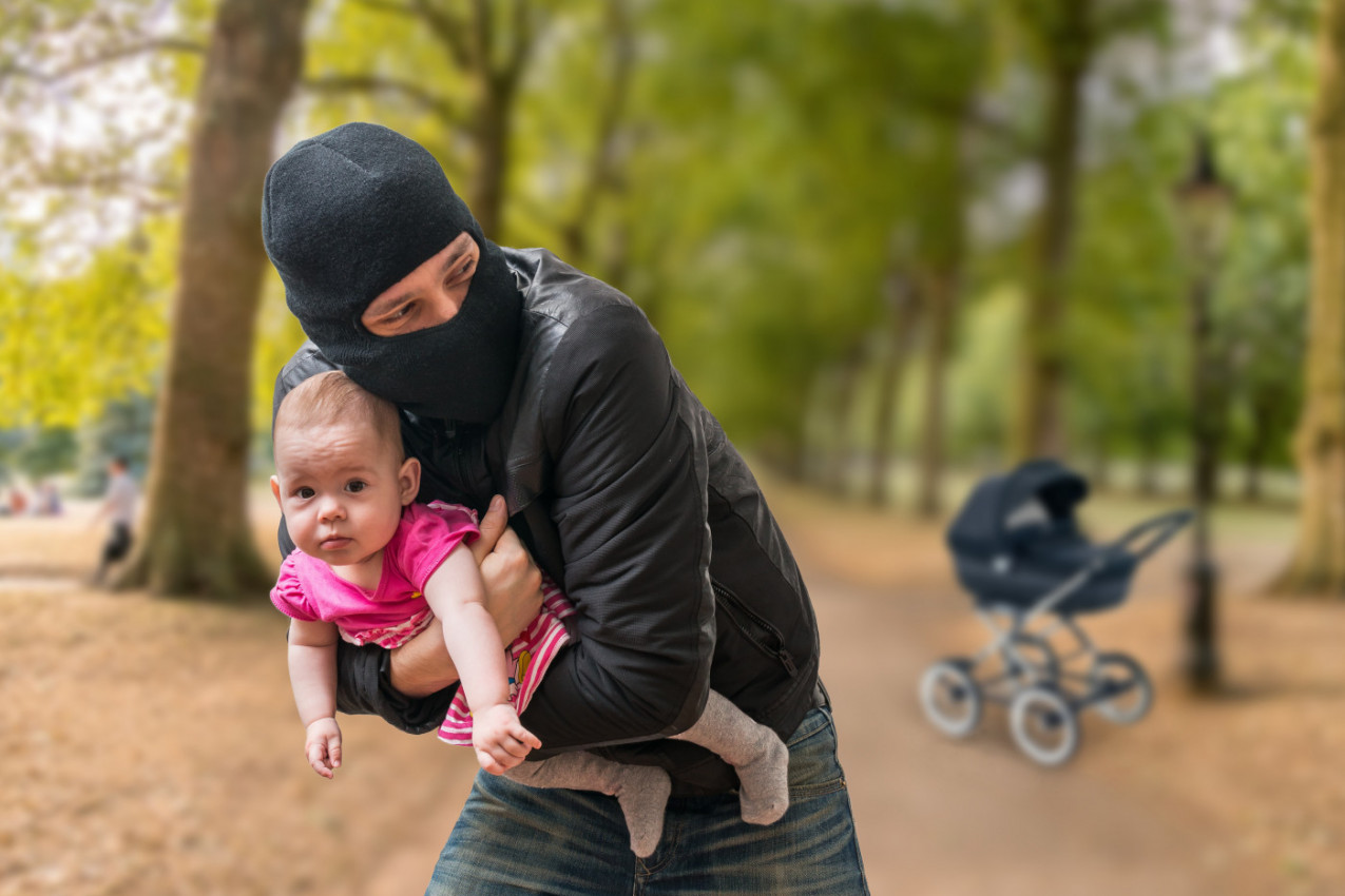 MAJCI SU HTELI DA OTMU BEBU IZ KOLICA: Reagovala je instinktivno i sprečila najgore - kamere su sve snimile! (VIDEO)