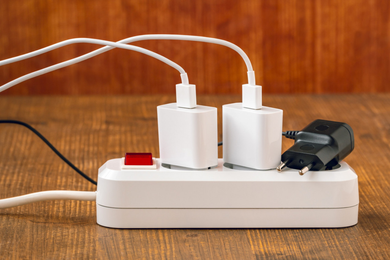 IZ UTIČNICE OBAVEZNO ISKLJUČITE OVAJ MALI KUĆNI UREĐAJ: Kao lud troši struju, zbog njega su vam računi enormni