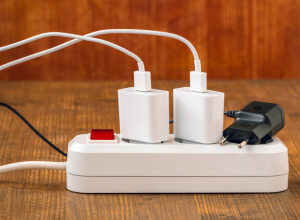 IZ UTIČNICE OBAVEZNO ISKLJUČITE OVAJ MALI KUĆNI UREĐAJ: Kao lud troši struju, zbog njega su vam računi enormni