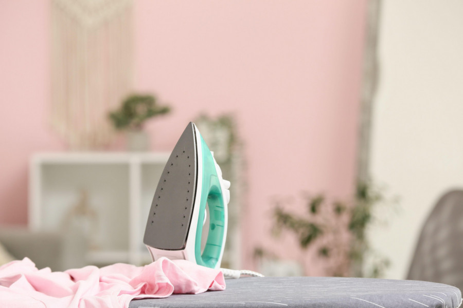 VRELU PEGLU JE STAVILA NA DRVENI STO: Ovaj trik morate probati - rešićete veliki problem na nameštaju