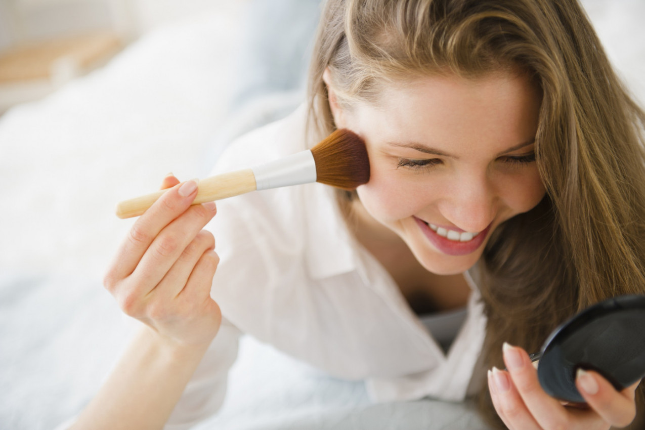 OVAJ TRIK SA RUMENILOM JE BOLJI OD LIFTINGA LICA: Obavezno ga probajte, bićete ZAPANJENI rezultatom! (VIDEO)