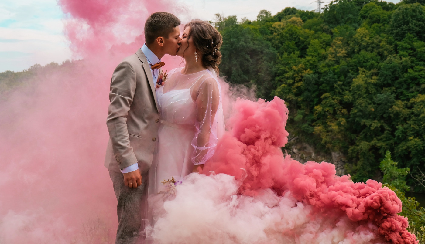 MLADA ZADOBILA OZBILJNE POVREDE TOKOM VENČANJA: Samo je želela da ima najbolje fotografije, a onda je usledio jeziv udarac! (VIDEO)