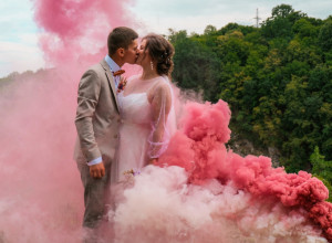 MLADA ZADOBILA OZBILJNE POVREDE TOKOM VENČANJA: Samo je želela da ima najbolje fotografije, a onda je usledio jeziv udarac! (VIDEO)