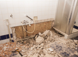 ODLUČIO JE DA PROMENI PLOČICE U KUPATILU - kada ih je podigao oblio ga hladan znoj: Nešto užasno godinama se krilo ispod - nije za plašljive (FOTO)