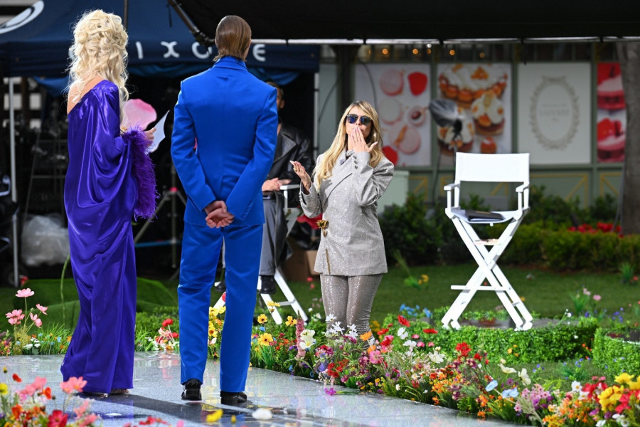 ZNA SE DA MENEKENKA VOLI DUBOKI DEKOLTE, ali ovoga puta stvarno ćete pasti u nesvest! Tu se nije zaustavila, tek da vidite šta je OBUKLA ispod struka! (VIDEO)