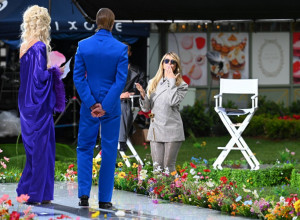 ZNA SE DA MENEKENKA VOLI DUBOKI DEKOLTE, ali ovoga puta stvarno ćete pasti u nesvest! Tu se nije zaustavila, tek da vidite šta je OBUKLA ispod struka! (VIDEO)