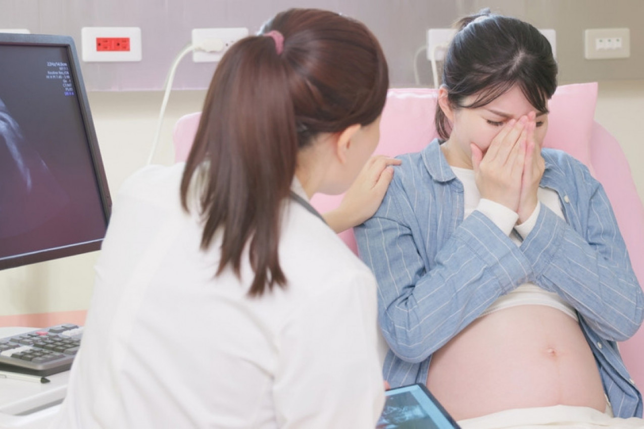 BILA JE SLOMLJENA OD BOLA POSLE JEZIVE DIJAGNOZE BEBE U NJENOM STOMAKU: Briznula je u plač, mogla je da uradi samo JEDNO - na porođaju su lekari zinuli od čuda! (VIDEO)