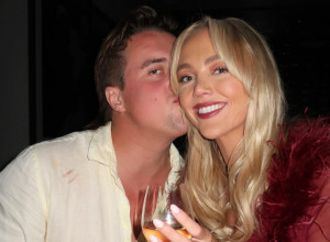 ENI PLANIRA DA IMA ODNOS SA 500 MUŠKIH DEVICA: Ovakvoj reakciji njenog verenika se niko nije nadao - ljudi zanemeli od ŠOKA! (VIDEO)