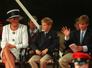 SAMO 10 DANA POSLE OVE SLIKE PRINCEZA DAJANA JE POGINULA: Poslednja fotografija Vilijama sa majkom slomiće srce i najhladnijima