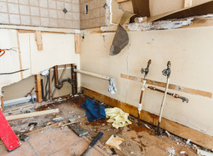 RENOVIRALI SU STARU KUHINJU I UGLEDALI ČUDAN METALNI POKLOPAC: Podigli su ga i zaledili se od straha - ispod se krila duboka, JEZIVA rupa  i nije bila prazna! (VIDEO)