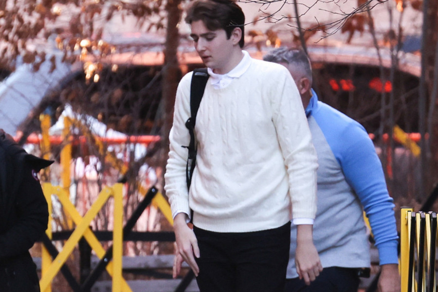 SVI SU ZAPANJENO ZURILI U DETALJ NA RUCI BARONA TRAMPA: Više od mesec dana se skrivao od javnosti, a sad je viđen sa MELANIJOM u Njujorku! (FOTO)