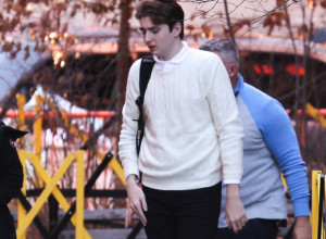 SVI SU ZAPANJENO ZURILI U DETALJ NA RUCI BARONA TRAMPA: Više od mesec dana se skrivao od javnosti, a sad je viđen sa MELANIJOM u Njujorku! (FOTO)