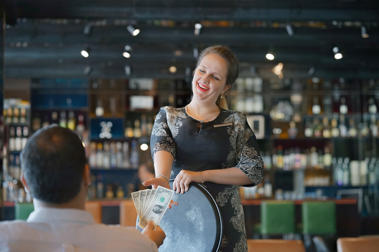 KONOBARICA DOBILA BAKŠIŠ OD 98.958 DINARA POD USLOVOM DA MUŠTERIJI ISPUNI BIZARNU ŽELJU: Kad su ljudi čuli šta je tražio, svi su se krstili (VIDEO)