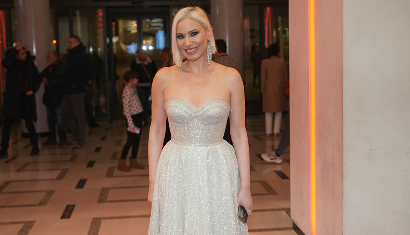 MARIJA VELJKOVIĆ U HALJINI IDEALNOJ ZA TROPSKE VRUĆINE: Jedino u njoj može da izdrži 12 sati snimanja! (FOTO)