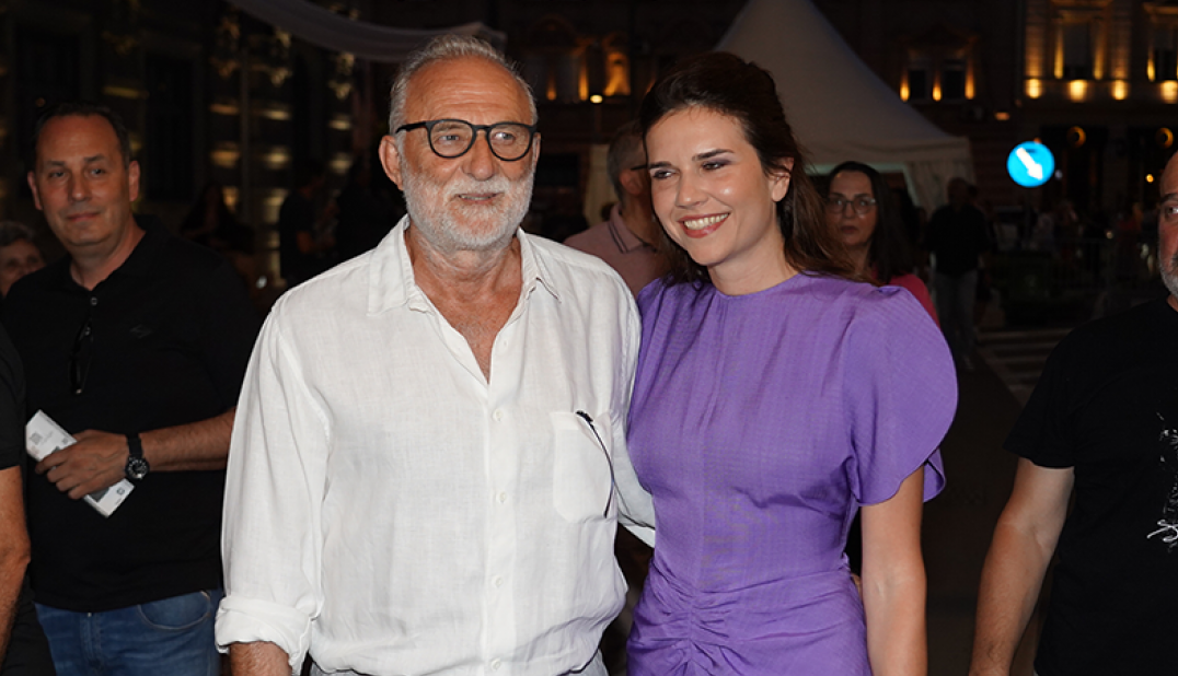 DEVOJKA LAZARA RISTOVSKOG POKAZALA DA JE ŽIVA VATRA: Mlađa je od njega čak 39 godina, ponela kaput na golo telo, a grudi umalo ugledale svetlost dana! (FOTO)