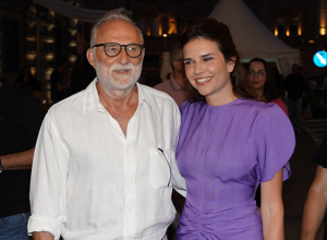 DEVOJKA LAZARA RISTOVSKOG POKAZALA DA JE ŽIVA VATRA: Mlađa je od njega čak 39 godina, ponela kaput na golo telo, a grudi umalo ugledale svetlost dana! (FOTO)