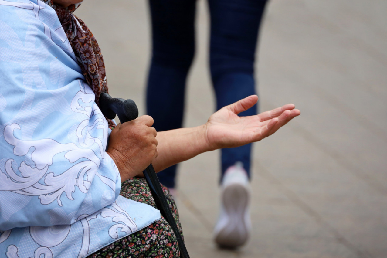 DA LI TREBA DAVATI NOVAC PROSJACIMA NA ULICI? Ovo je važna PORUKA za decu - evo kako utiče na njihov RAZVOJ!