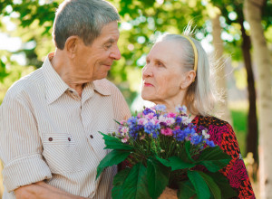DEKA SVAKI DAN DOLAZI U STARAČKI DOM DA NAHRANI SUPRUGU: Ona ima Alchajmera, ne zna ko je on - ali njegove POTRESNE REČI su sve dirnule u srce!