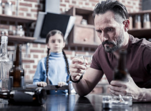 OTAC MI JE BIO ALKOHOLIČAR, MOLILA SAM MAJKU DA GA OSTAVI: Umro je sa 42 tek tada je Maji sve postalo JASNO!