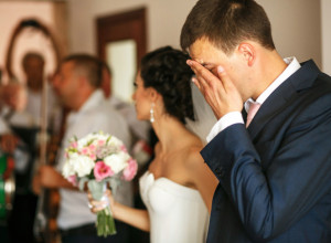 KUM JE USTAO DA ODRŽI GOVOR NA SVADBI: Posle njegovih reči MLADA je bila bleda kao krpa, a mladoženji nije bilo dobro! (VIDEO)