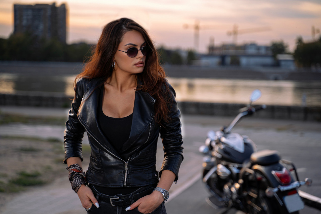 KOŽNA JAKNA NIKAD NE IZLAZI IZMODE: Top 5 SVETA kako da je bezbedno očistite, SIJAĆE kao nova!