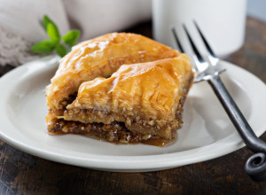 STARINSKA BAKLAVA SA ORASIMA: Sočna i preukusna, a uz ovaj SAVET imaće hrskavu koricu!