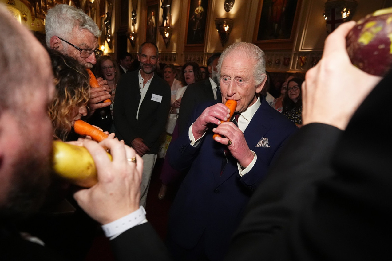 Kralj Čarls III svira na šargarepi sa orkestrom iz Londona