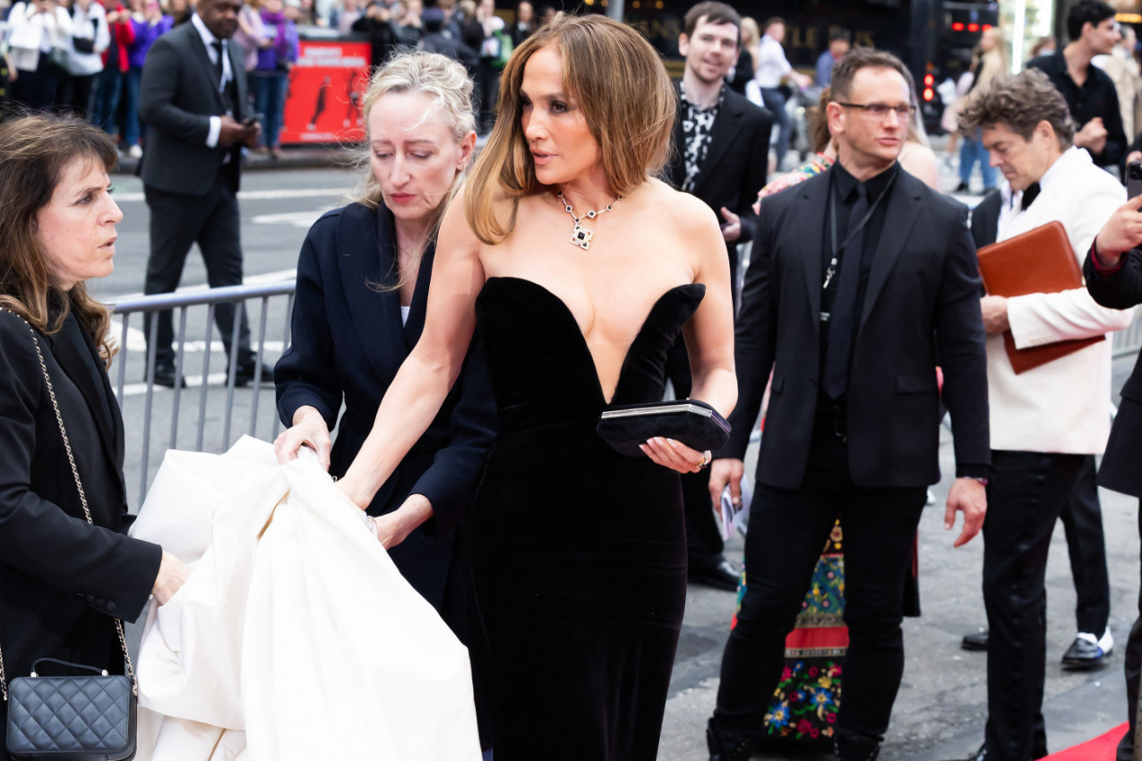 LATINO DIVA IZBACILA DEKOLTE DO PUPKA, A SVI KAŽU DA ONA NE MOŽE BITI VULGARNA: Ćerka Ema pozira pored nje u odelu i kravati i tvrdi da nije "ona, VEĆ ONI"