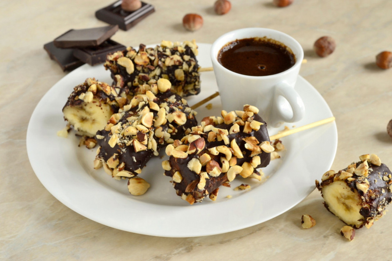 NAJLEPŠI POSNI KOLAČ OD 3 SASTOJKA: Miriše ceo komšiluk od njega, bez pečenja i prljanja sudova