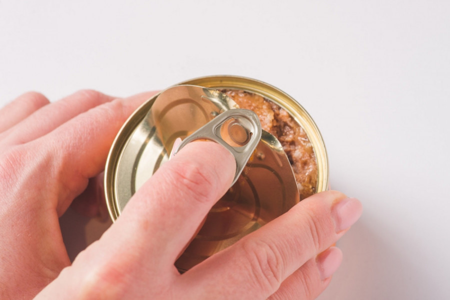 NEMA VIŠE PRSKANJA I PROSIPANJA, GENIJALAN TRIK KAKO DA OTVORITE KONZERVU UZ POMOĆ KAŠIKE: Provereno rešenje velikog problema (VIDEO)