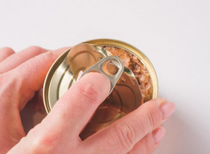 NEMA VIŠE PRSKANJA I PROSIPANJA, GENIJALAN TRIK KAKO DA OTVORITE KONZERVU UZ POMOĆ KAŠIKE: Provereno rešenje velikog problema (VIDEO)