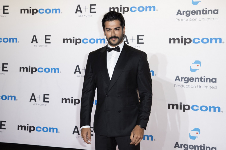 BOLJE DA SU MU OKO ISKOPALI, NEGO ŠTO SU NA NJU UDARILI: Turski glumac POBESNEO zbog vređanja ŽENE koju obožava, a nije njegova supruga! (FOTO)