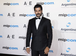 BOLJE DA SU MU OKO ISKOPALI, NEGO ŠTO SU NA NJU UDARILI: Turski glumac POBESNEO zbog vređanja ŽENE koju obožava, a nije njegova supruga! (FOTO)