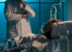 MAJKA SE U SUZAMA OPRAŠTALA OD ĆERKE U KOMI: Lekar je krenuo da je isključi sa APARATA kad se prolomio VRISAK! (VIDEO)