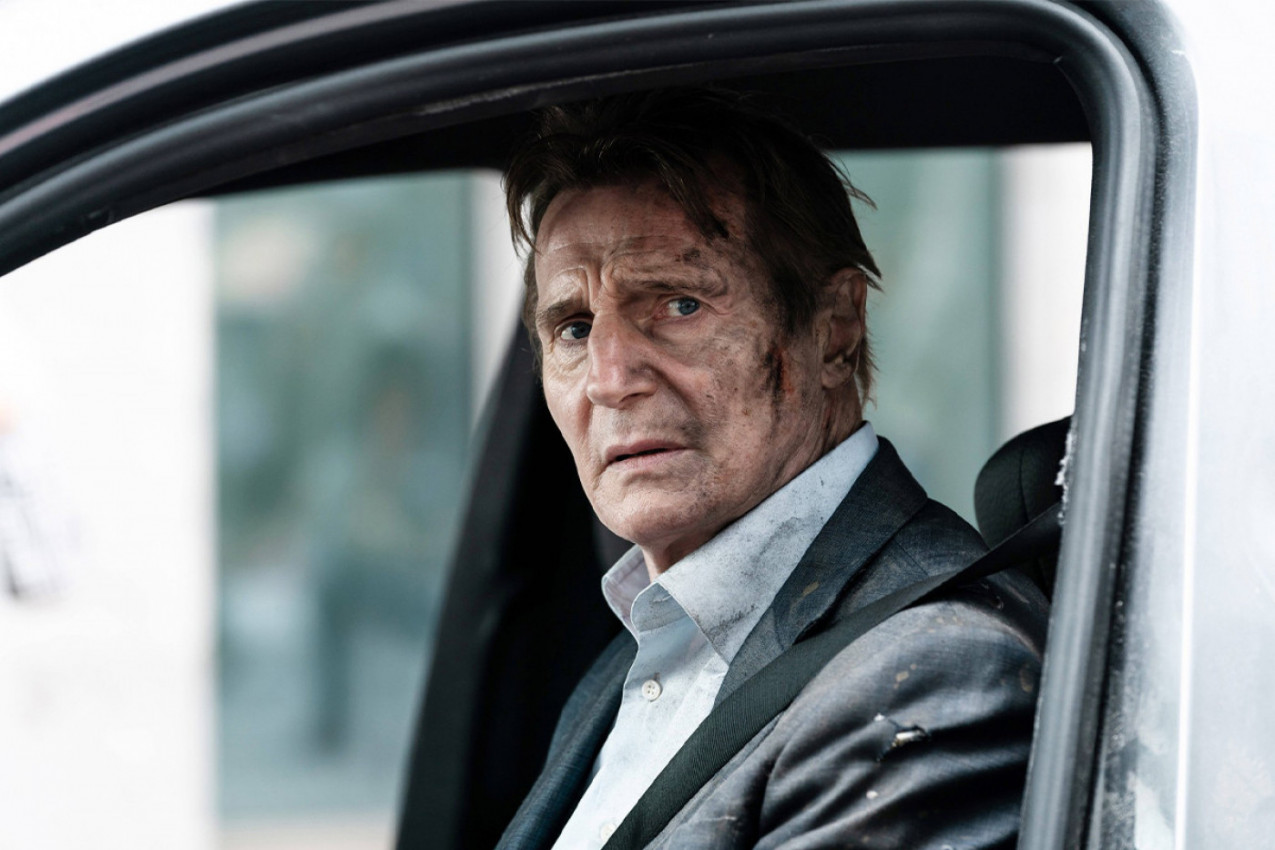 ČUVENI AKCIONI JUNAK ŠOKIRAO OBOŽAVAOCE! Pozirao u mini suknji pa zadigao nogu i pokazao ženski donji veš, fanovi u transu: "Kakvo DNO u njegovoj karijeri!" (FOTO)