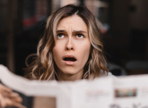 ČULA JE UDARANJE SA TAVANA I KAKO EKSERI SA PLAFONA ISPADAJU: Usledio je jeziv susret - ON joj je sve vreme živeo "nad glavom" i motrio na svaki njen korak! (FOTO)