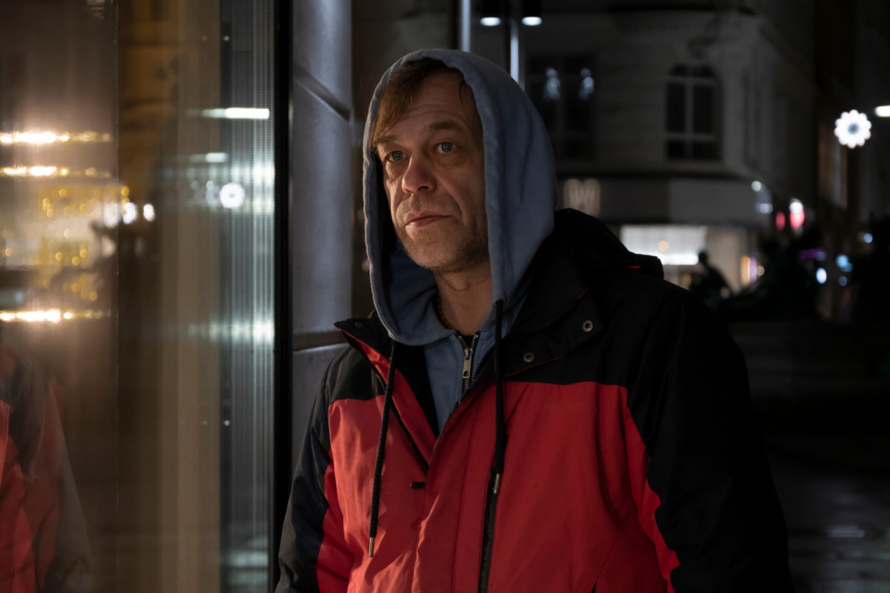 DEJANU JE PRIŠAO BESKUĆNIK I TRAŽIO NOVAC ZA PIĆE, a onda je slučajno čuo za patnju našeg doktora: Tajno mu je pomogao, a kad je saznao ko je on, ostao je bez reči