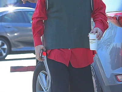 Džastin Biber obučen kao penzioner