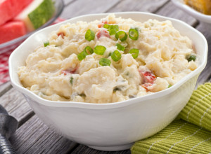 OVA SALATA SE MORA NAĆI NA TRPEZI ZA VASKRS: Idealna uz roštilj ili pečenje, a pravi se baš brzo