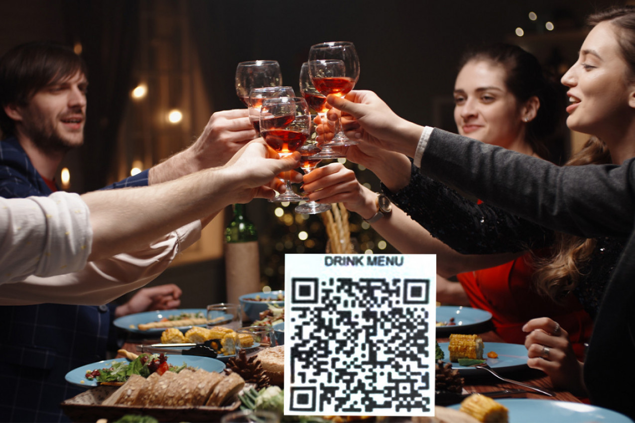 GOSTI SU NA RUČKU DOBILI ONLAJN MENI I UKUCALI SU KOD NA TELEFONE: Krenuo je ŠOU, smenjivale su se slike i snimci, najveća tajna je razotkrivena - USLEDILI VRISCI! (VIDEO)