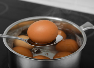 SVI GREŠIMO KAD KUVAMO JAJA - OVO JE NAJPRECIZNIJI NAČIN: Nije isto da li je meko, srednje ili tvrdo - mora biti tačno u minut!